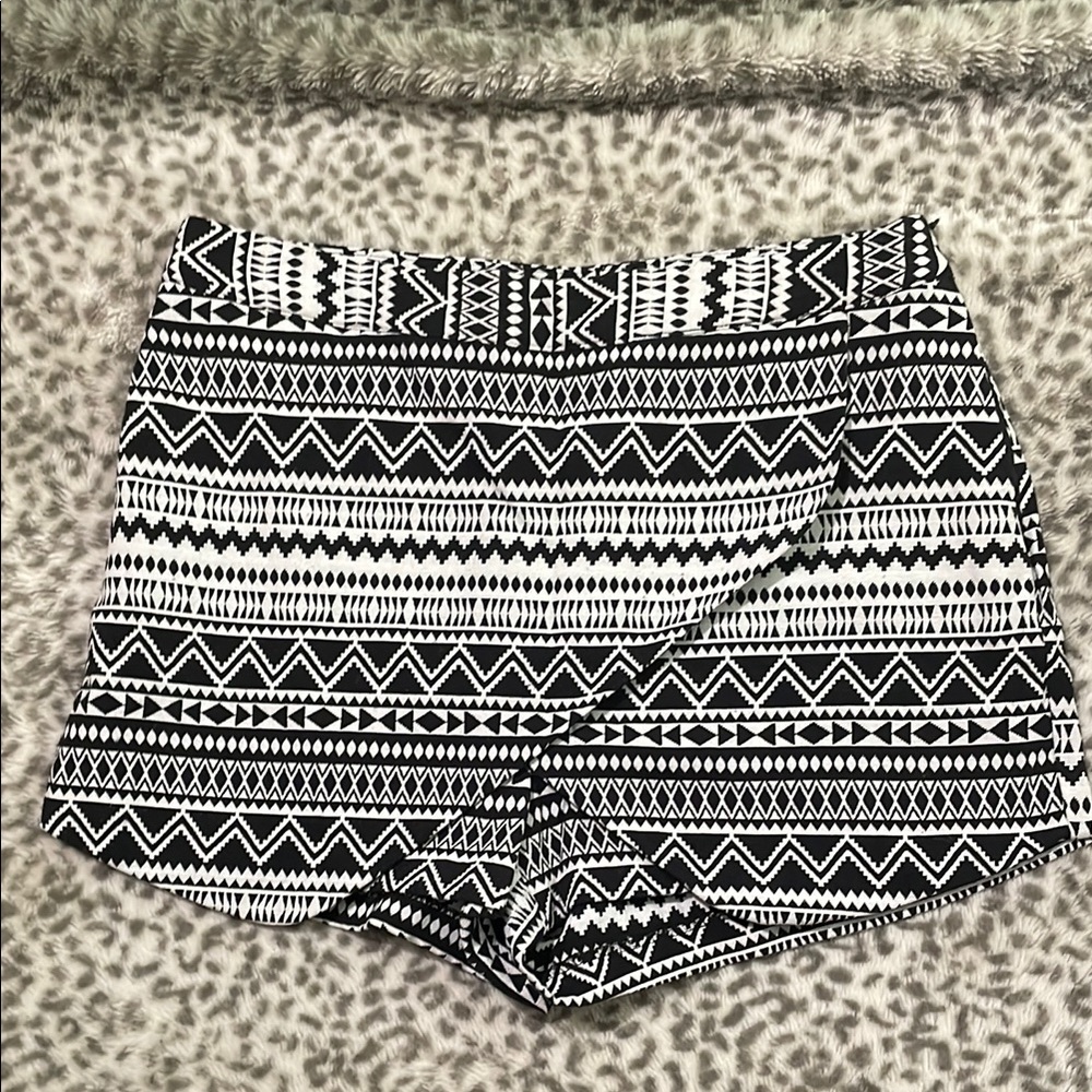 Decree Black and White Geometric Skorts